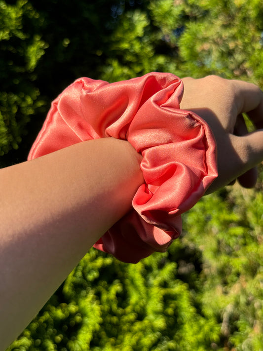 ROSÉ SCRUNCHIE